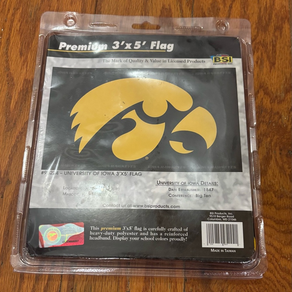 University of Iowa outdoor 3'x5' double sided outdoor flag NWT